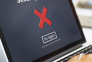 Un écran d'ordinateur portable qui affiche le message "faille de sécurité"