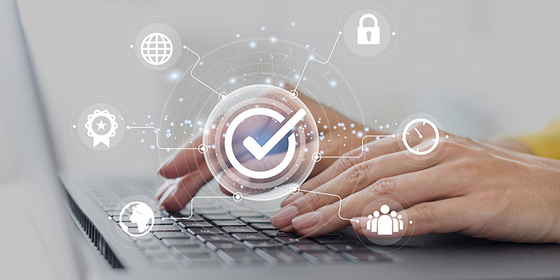 Cybersécurité 2026 : les nouvelles menaces qui ciblent les entreprises TPE, PME Un gros plan sur des mains qui tapent sur un ordinateur portable, avec des icônes de cybersécurité qui gravitent.