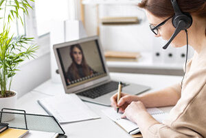 Une jeune femme en télétravail qui effectue une visioconférence.