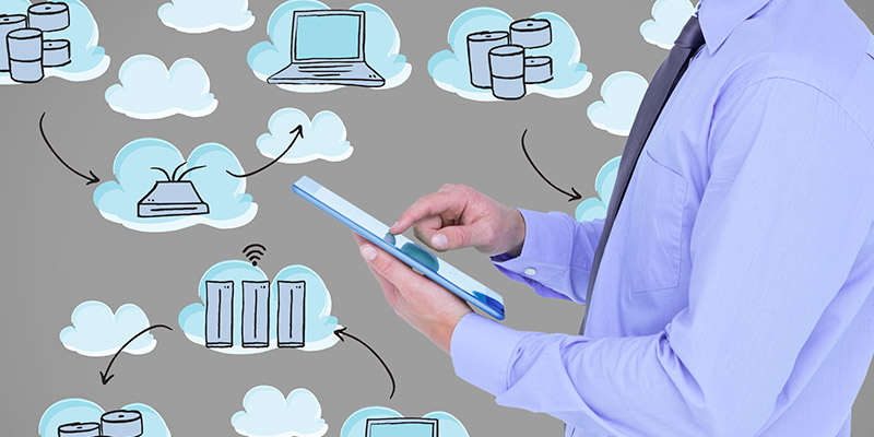 Stratégie Cloud 2026 : que choisir entre cloud public, privé, souverain ou hybride ? Gros plan sur les mains d'un homme en costume qui utilise une tablette, avec des icônes représentant le cloud qui gravitent autour.