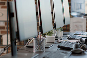 Des ordinateurs de bureau alignés les uns à côté des autres.