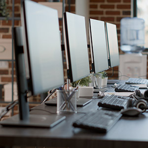 Des ordinateurs de bureau alignés les uns à côté des autres.