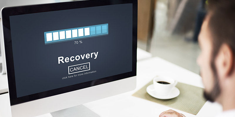 Un ordinateur avec écrit "Recovery" sur l'écran