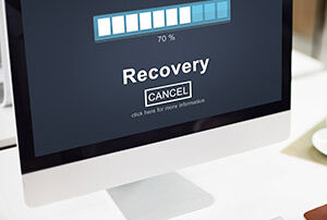 Un ordinateur avec écrit "Recovery" sur l'écran