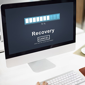 Un ordinateur avec écrit "Recovery" sur l'écran