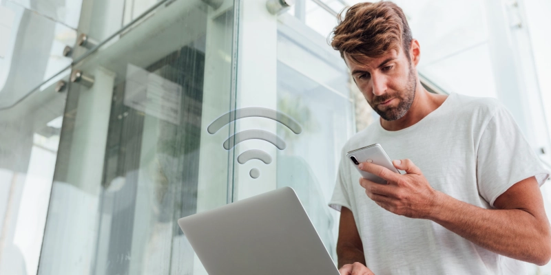 Un employé qui se connecte au Wi-Fi d'entreprise