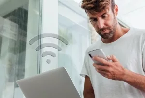 Un employé qui se connecte au Wi-Fi d’entreprise