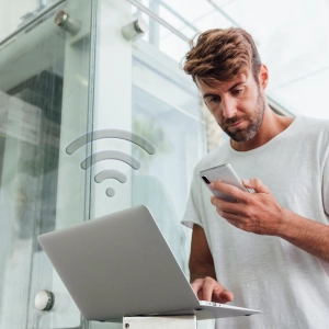 Un employé qui se connecte au Wi-Fi d’entreprise